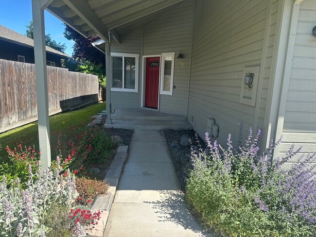 1341 Evan Ln in Ashland, OR - Building Photo - Building Photo