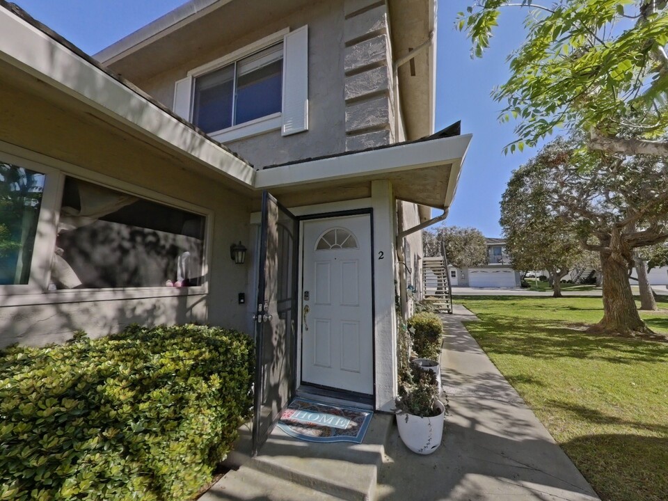 5965 Hickory St in Carpinteria, CA - Foto de edificio