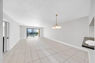 2202 S Cypress Bend Dr in Pompano Beach, FL - Building Photo - Building Photo