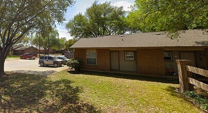 606 E Kennedy Ave in Sabinal, TX - Building Photo - Building Photo