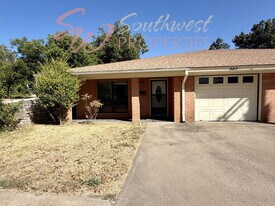 567 W College St in Stephenville, TX - Building Photo
