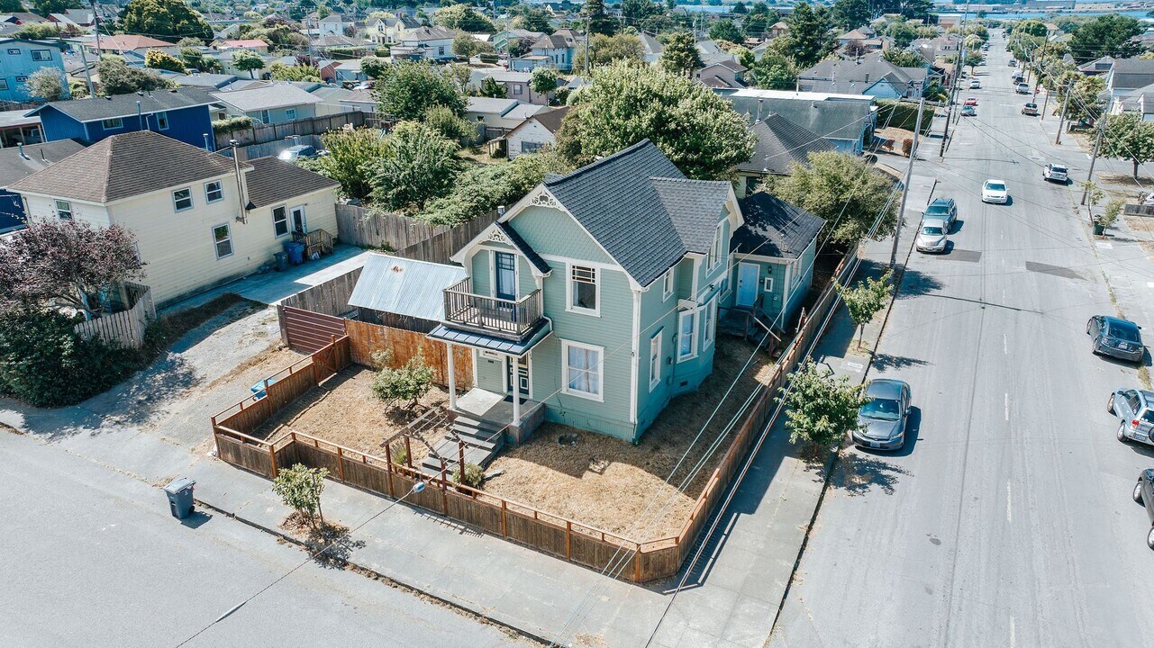 2104 Pine St in Eureka, CA - Building Photo