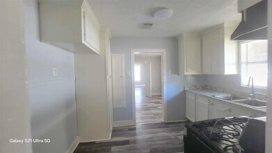 1016 N Commerce St in Baytown, TX - Building Photo - Building Photo