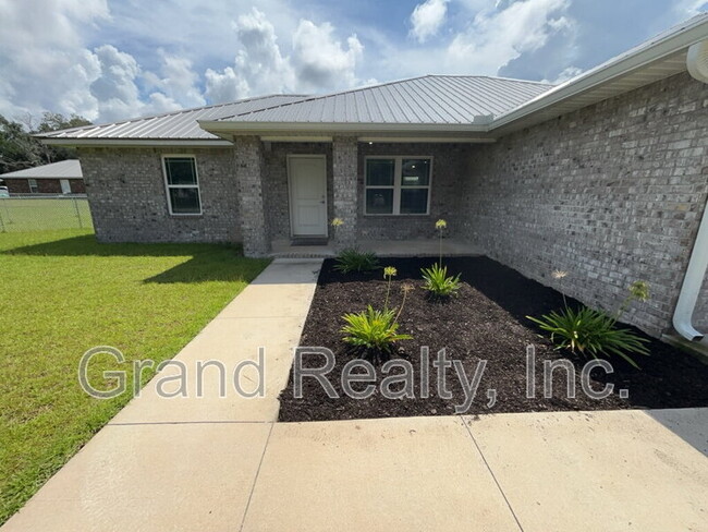 4004 Roxies Ln in Milton, FL - Building Photo - Building Photo