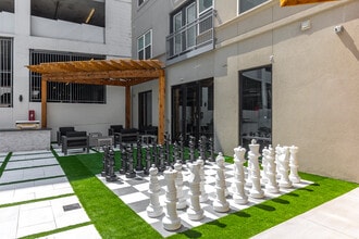 Lennox at West Village in Dallas, TX - Foto de edificio - Building Photo