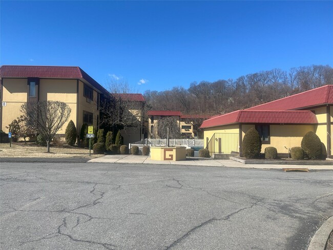 15 Granada Crescent in White Plains, NY - Building Photo - Building Photo