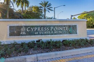 6486 W Sample Rd in Coral Springs, FL - Foto de edificio - Building Photo