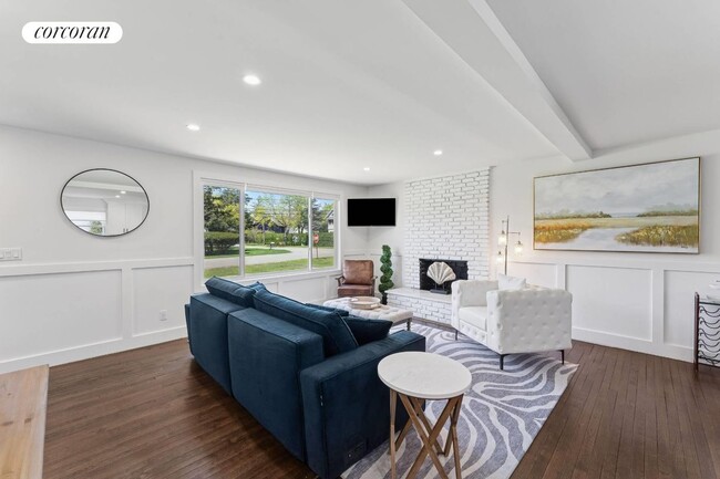 1 Friese Dr in East Quogue, NY - Foto de edificio - Building Photo