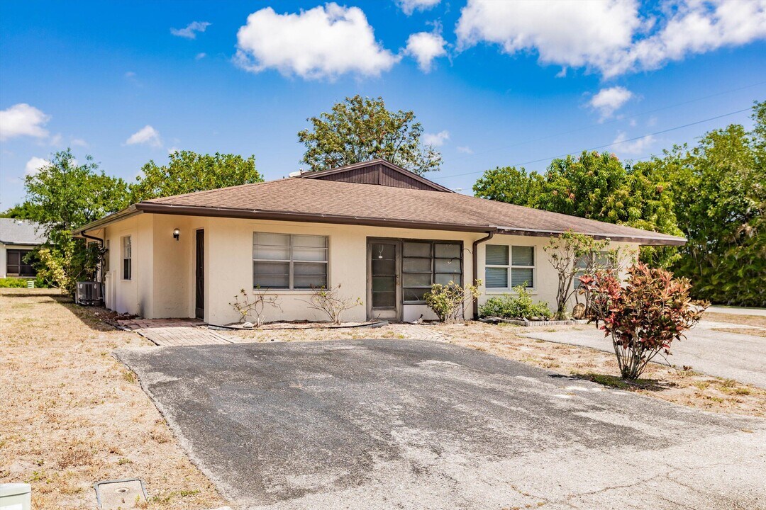 5029 Rose Hill Dr in Boynton Beach, FL - Building Photo