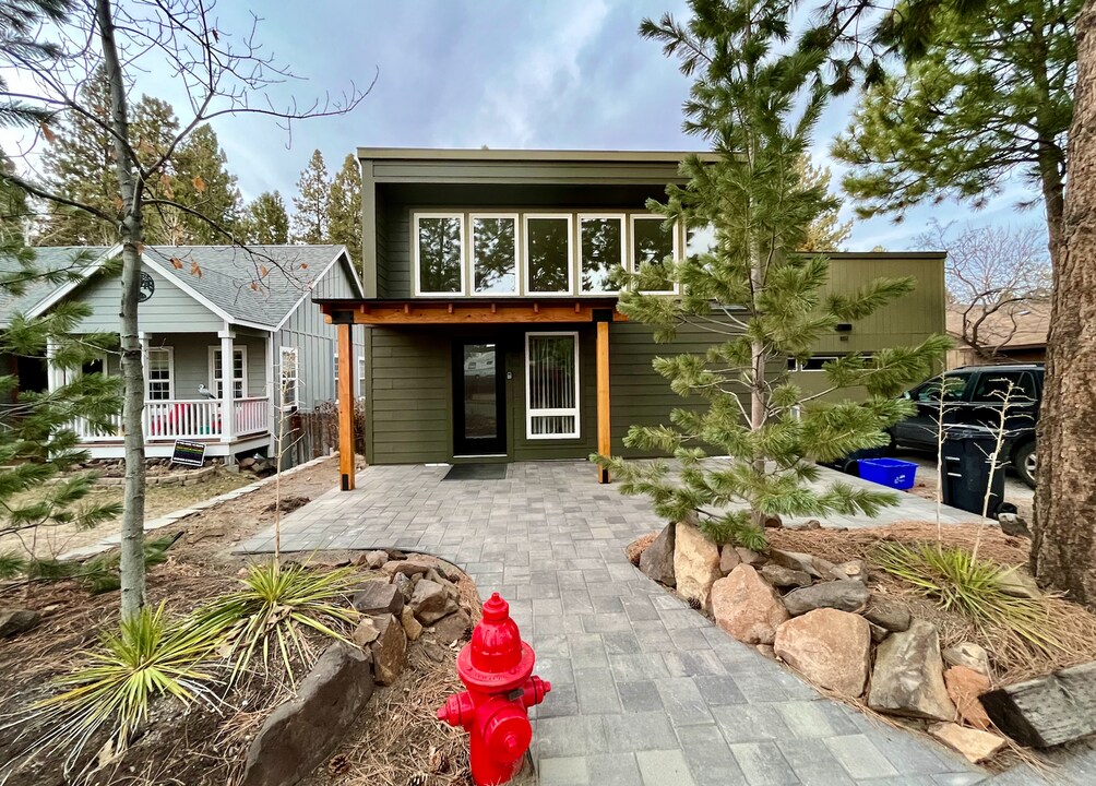 1832 SW Forest Ridge Ave in Bend, OR - Building Photo