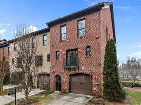 812 Pisgah Church Rd in Greensboro, NC - Building Photo