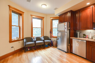 90 Browne St, Unit 2 in Brookline, MA - Building Photo - Building Photo