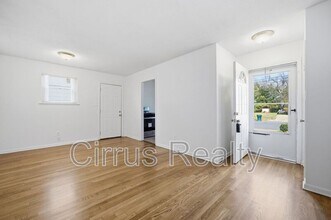 327 Sycamore Ave in Newport News, VA - Building Photo - Building Photo