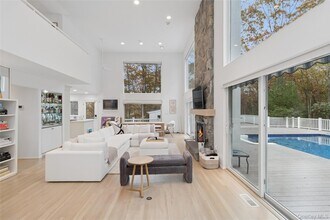 17 Lyme Ln in East Hampton, NY - Foto de edificio - Building Photo