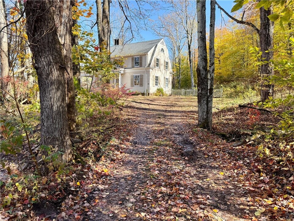 195 Centennial Lane in Gilbertsville, NY - Foto de edificio
