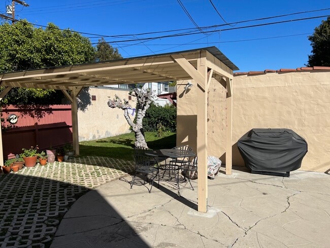 1478 S Crest Dr in Los Angeles, CA - Foto de edificio - Building Photo
