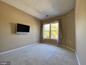273 S Pickett St-Unit -201 in Alexandria, VA - Foto de edificio - Building Photo