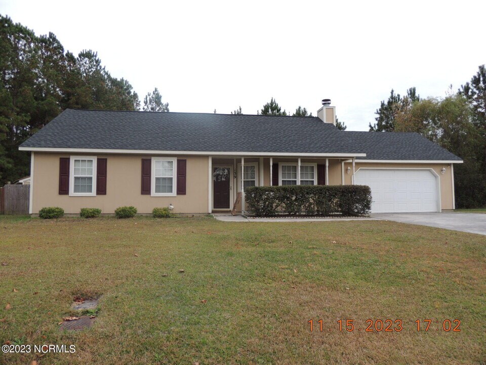 139 Daphne Dr in Hubert, NC - Building Photo
