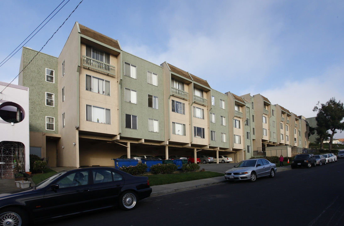 Villa Fontana in Daly City, CA - Building Photo