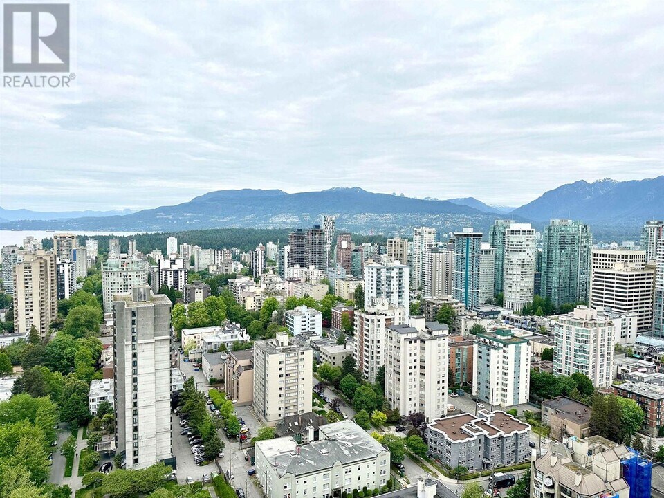 1033-1033 Nelson St in Vancouver, BC - Building Photo