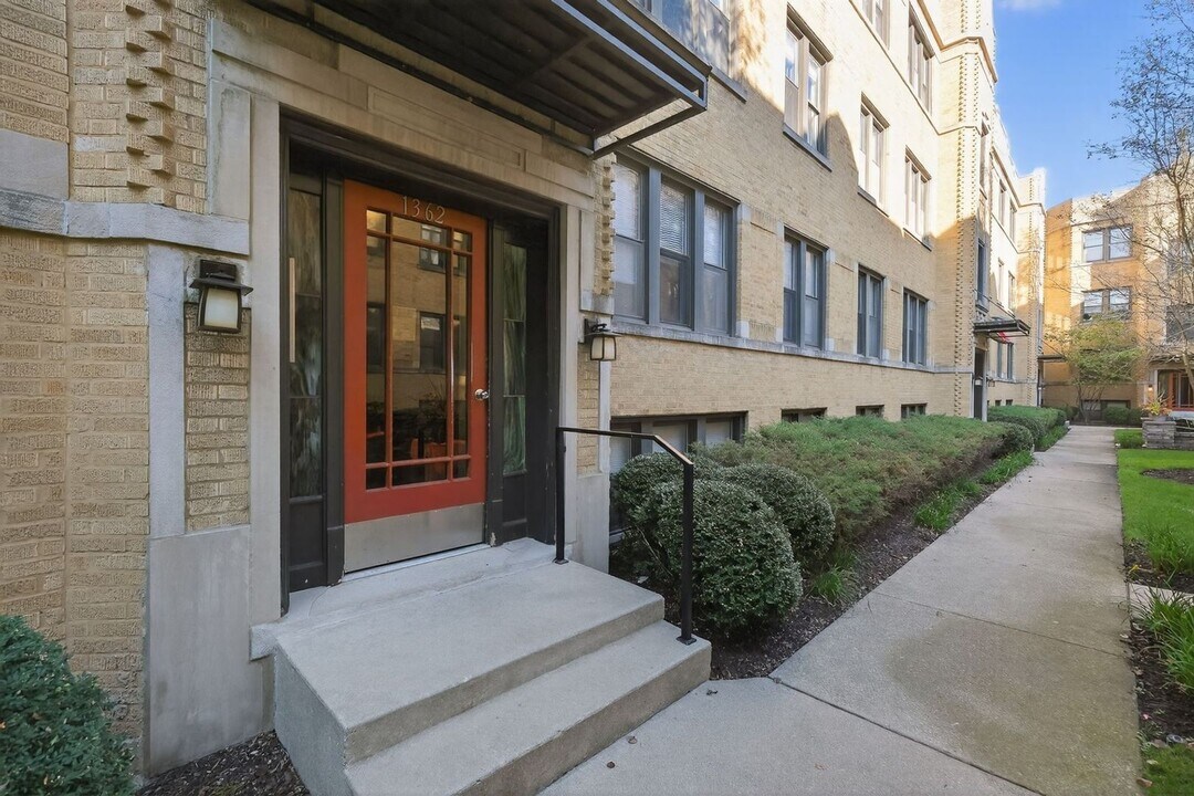 1362 W Estes Ave in Chicago, IL - Building Photo