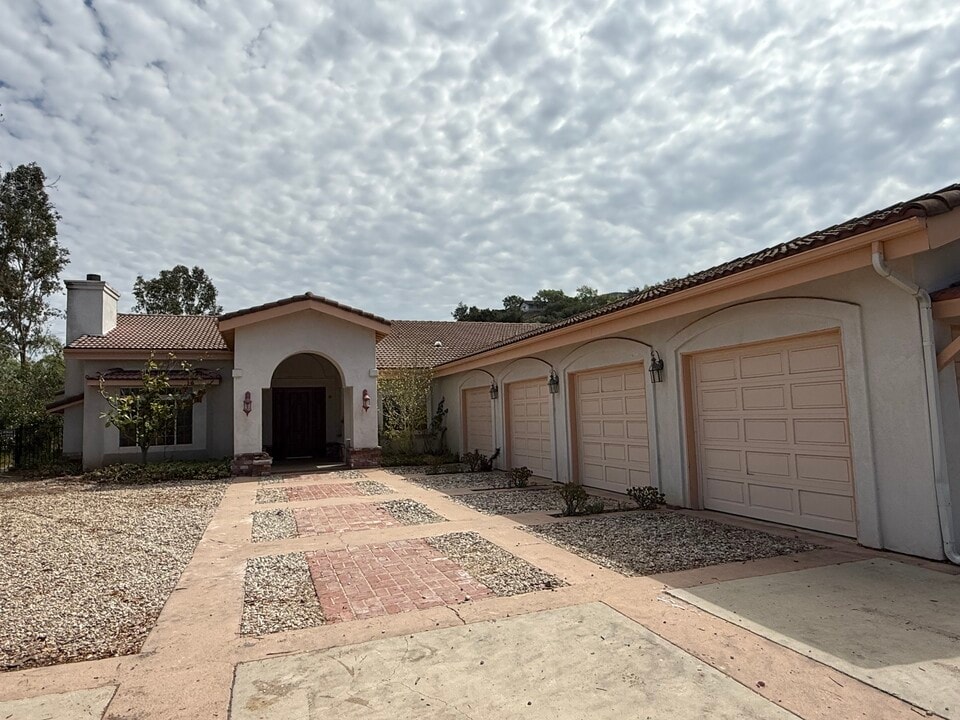 12 La Cam Rd in Thousand Oaks, CA - Building Photo