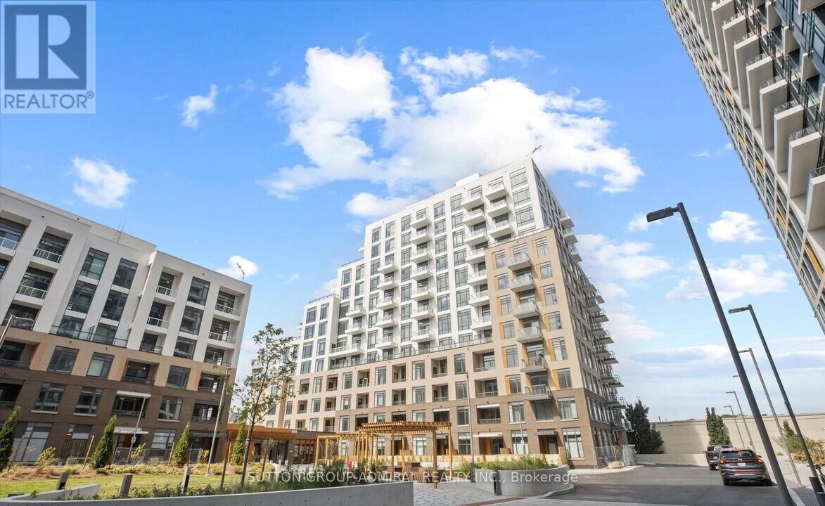 8 Beverley Glen Blvd in Vaughan, ON - Building Photo