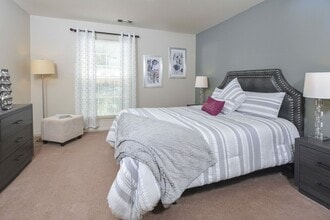 The Village at Wethersfield in Wethersfield, CT - Foto de edificio - Building Photo