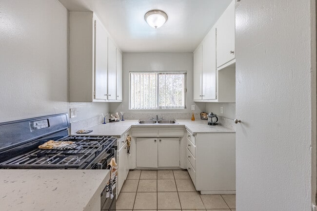 Berkeley Apartments in Pomona, CA - Foto de edificio - Interior Photo