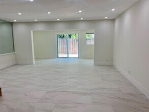 2801 N 34th Ave in Hollywood, FL - Building Photo - Building Photo