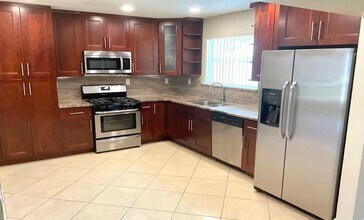2191 Pinetop Ln in Las Vegas, NV - Building Photo - Building Photo