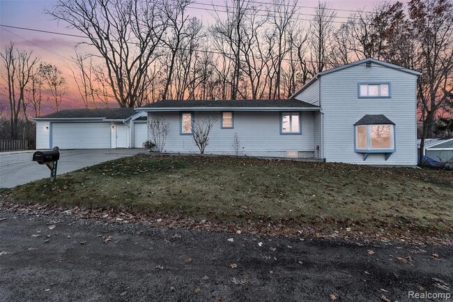 8165 Leonard Dr in Holly, MI - Building Photo - Building Photo