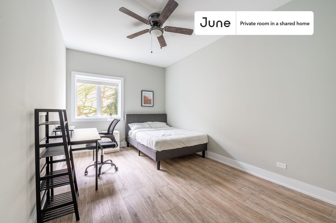 Private bedroom in 5 bed/3 bath Home in Chicago, IL - Building Photo
