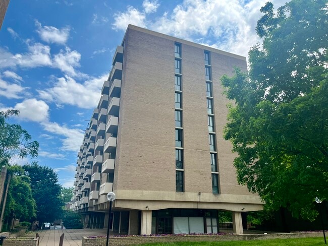 240 M St SE in Washington, DC - Building Photo - Building Photo