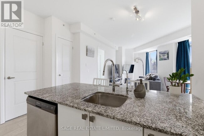 3655 Kingston Rd in Toronto, ON - Building Photo - Building Photo