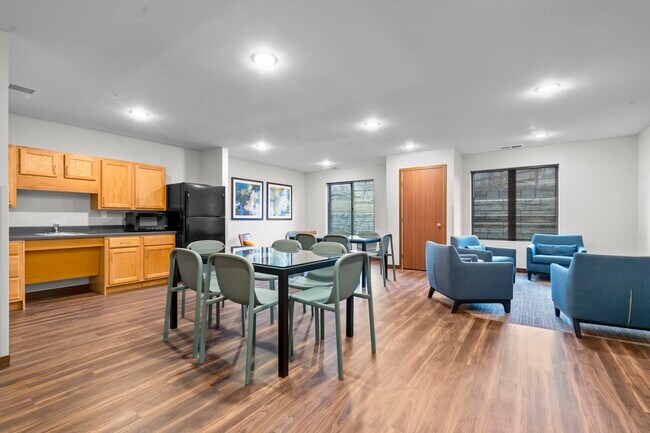 Coral North Apartments in Coralville, IA - Foto de edificio - Building Photo