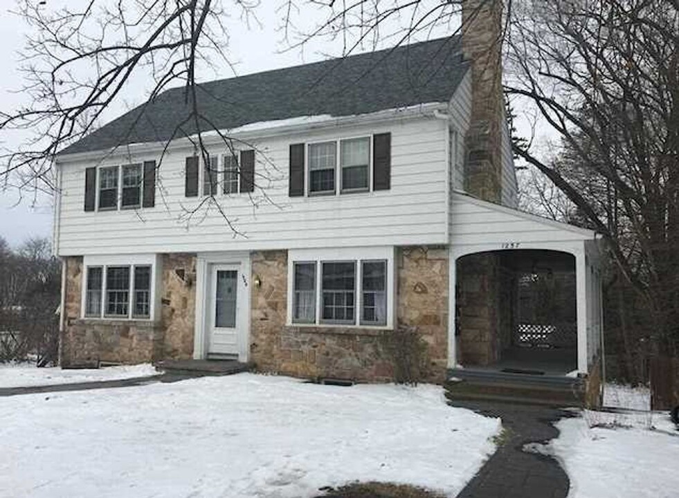 1255 Old Boalsburg Rd-Unit -1255B in State College, PA - Foto de edificio