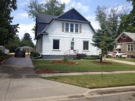 407 River St in Spring Lake, MI - Building Photo