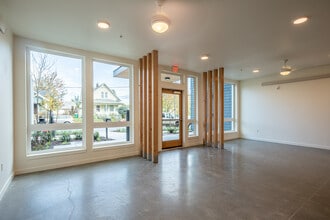 330 Dekum Apartments in Portland, OR - Foto de edificio - Lobby