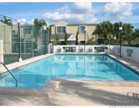 6845 SW 45th Ln in Miami, FL - Building Photo - Building Photo