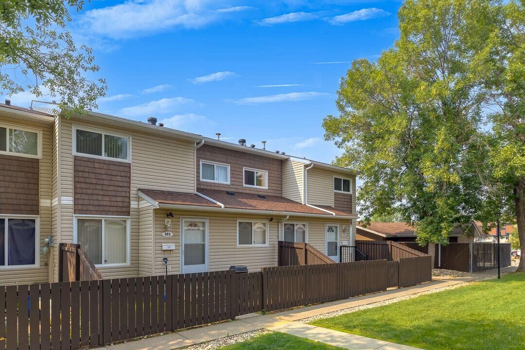 Hooke County Townhomes in Edmonton, AB - Building Photo