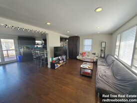 77 Rock Glen Rd, Unit 1 in Medford, MA - Building Photo