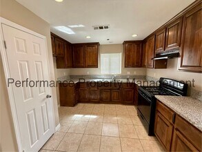 624 Knotts St in Bakersfield, CA - Building Photo - Building Photo