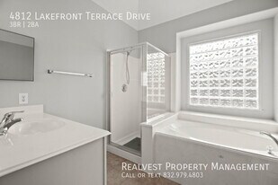 4812 Lakefront Terrace Dr in Pearland, TX - Building Photo