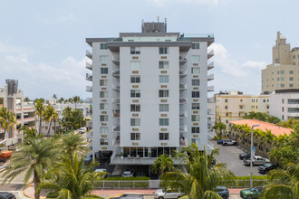 Islander Condominium in Miami Beach, FL - Building Photo - Building Photo