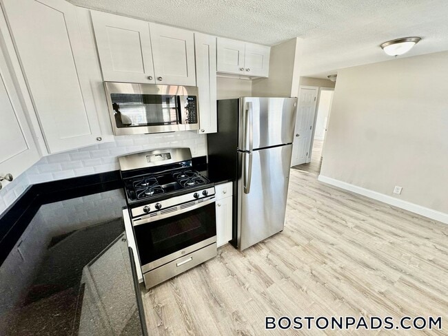 127 Shawomet Ave in Somerset, MA - Building Photo - Building Photo