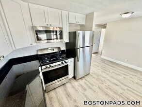 108 Shawomet Ave in Somerset, MA - Building Photo - Building Photo