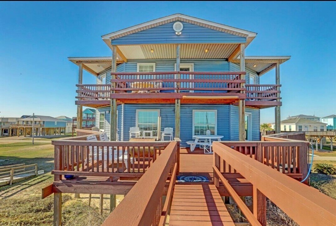 601 Wave Ct in Surfside Beach, TX - Building Photo