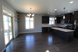 7020 Dorchuck Rd in Cheney, WA - Foto de edificio - Building Photo