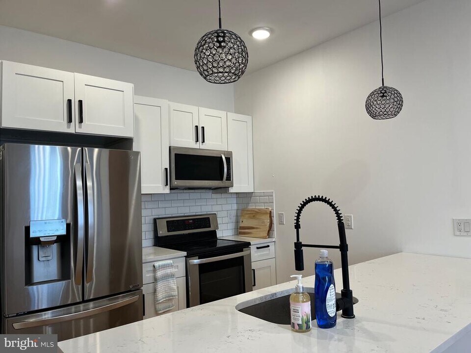 721 N 40th St in Philadelphia, PA - Building Photo